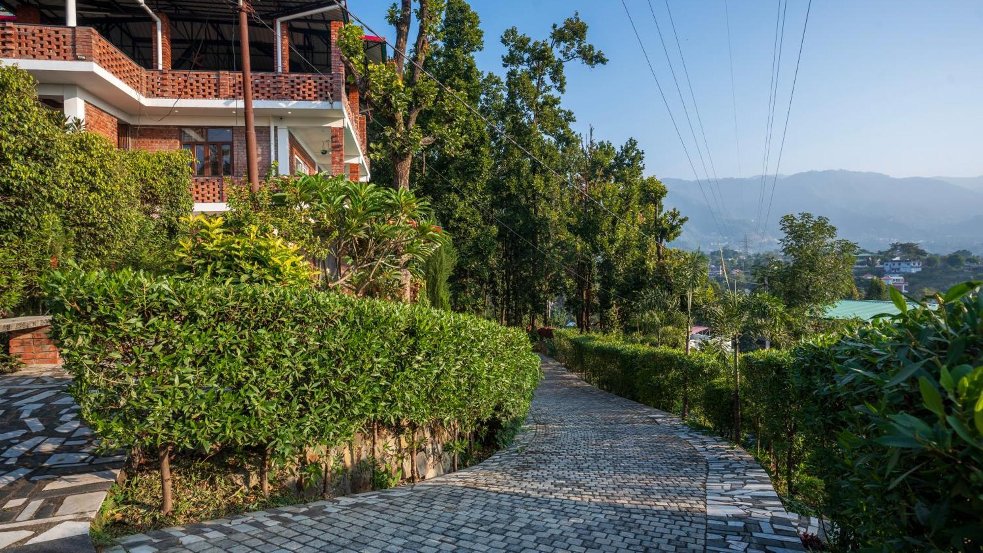 Secret Garden By The Staycationer Dehradun Esterno foto